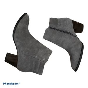 Vionic Suede Jessie Heeled Bootie in Gray Size 7